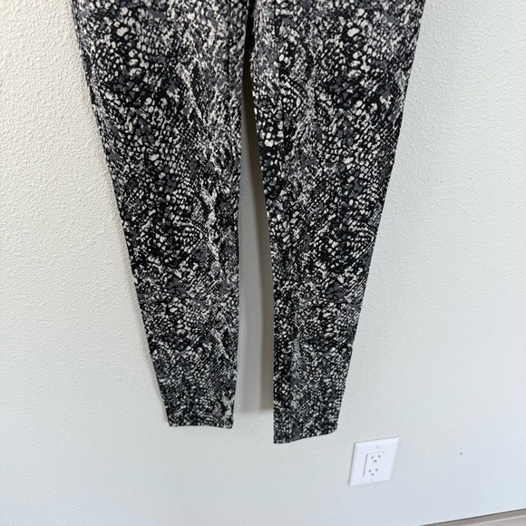 New SPANX Faux Leather Snake Shine Leggings Grey NWT Casual Women’s Medium - Picture 4 of 13